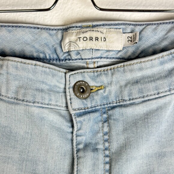 Torrid Distressed Denim Light Washed Bermuda Shorts Size 22 - Picture 8 of 10